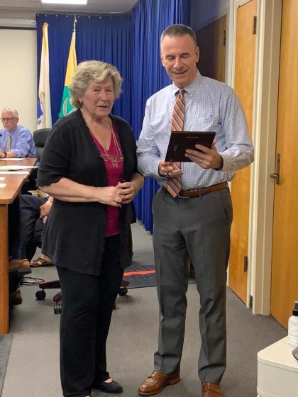  Joyce Sardagnola receives plaque.